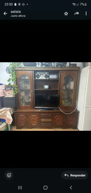 Mueble de salón de madera con puertas de cristal