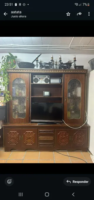Mueble de salón de madera con puertas de cristal