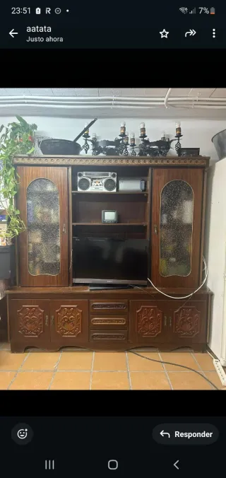 Mueble de salón de madera con puertas de cristal