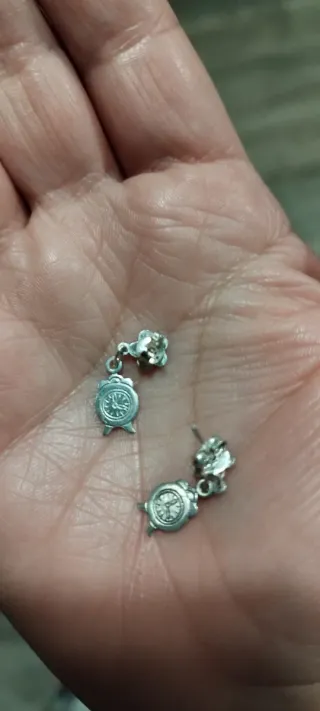 Pendientes infantiles de plata con forma de reloj