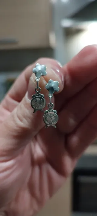 Pendientes infantiles de plata con forma de reloj