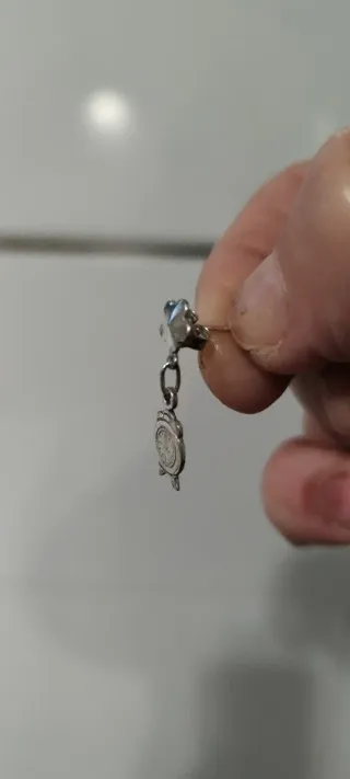 Pendientes infantiles de plata con forma de reloj