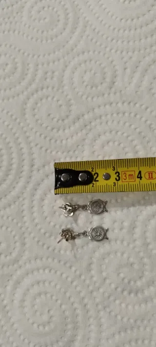 Pendientes infantiles de plata con forma de reloj