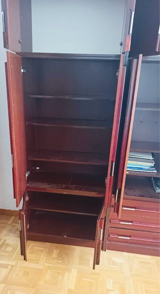 Armario de madera marrón