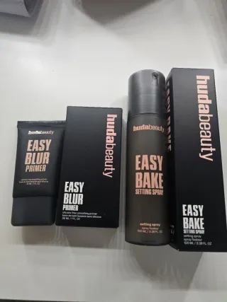 Huda Beauty bake Primer y Bake Spray.