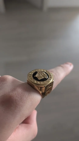 Anillo Versace Medusa Dorado y Negro