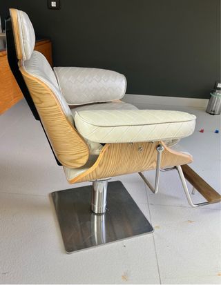 Sillón de peluquería de diseño blanco crema