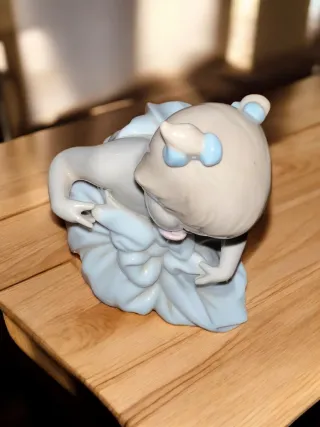 Nao by Lladro Bambina con ciuccio