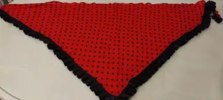 Manton rojo lunares negros