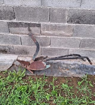 Arado antiguo de metal