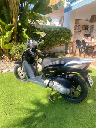 Honda SH 125i Scooter Negra