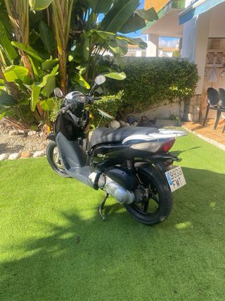 Honda SH 125i Scooter Negra