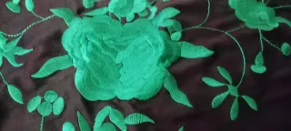 Mantoncillo negro con bordado verde