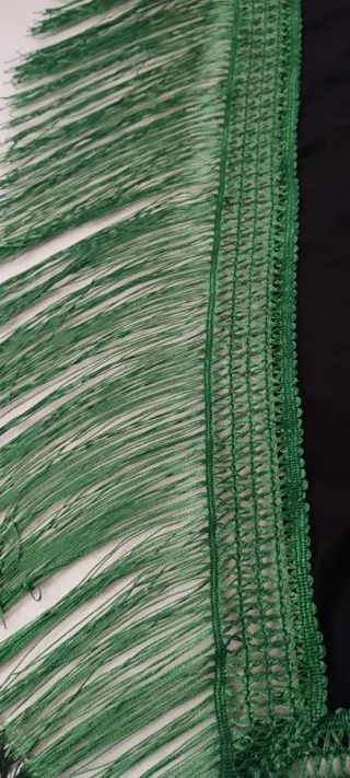 Mantoncillo negro con bordado verde