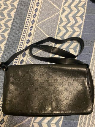 Bolso DKNY Negro con Logo Repetido de piel