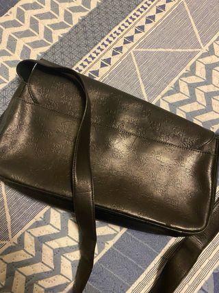 Bolso DKNY Negro con Logo Repetido de piel