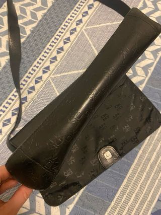 Bolso DKNY Negro con Logo Repetido de piel