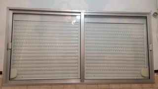Ventana aluminio con persiana
