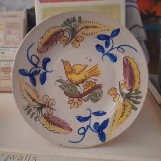 Plato antiguo de cerámica Talavera pintado a mano