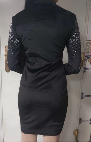 Vestido de noche negro con brillos plateados