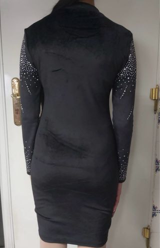 Vestido de noche negro con brillos plateados
