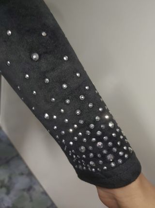 Vestido de noche negro con brillos plateados