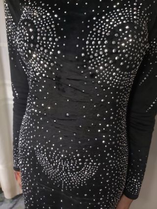 Vestido de noche negro con brillos plateados