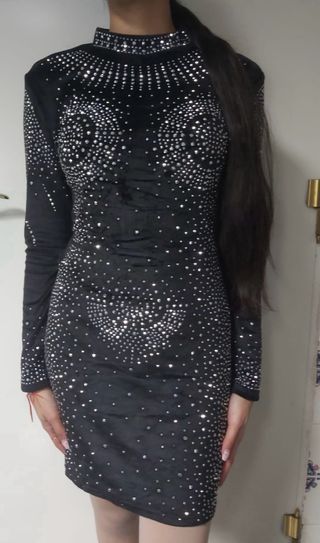 Vestido de noche negro con brillos plateados