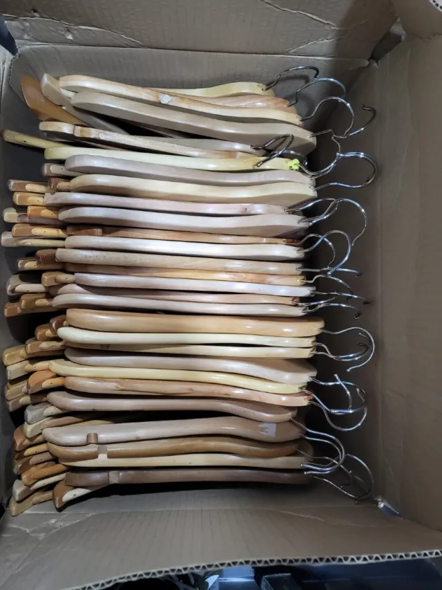 Lote 60 Perchas de madera y metal