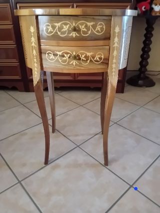 Tavolino in legno intarsiato