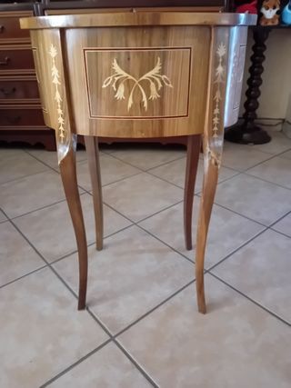 Tavolino in legno intarsiato