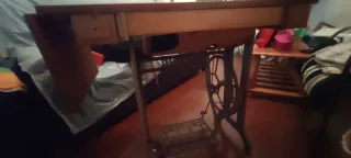 Máquina de coser antigua con mueble
