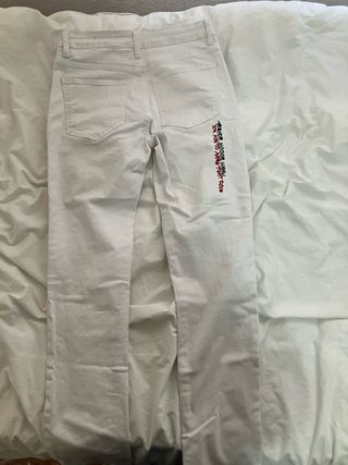 Vaqueros blancos rotos con estampado