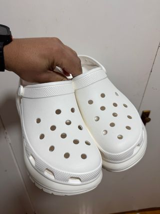 Zuecos Crocs blancos plataforma