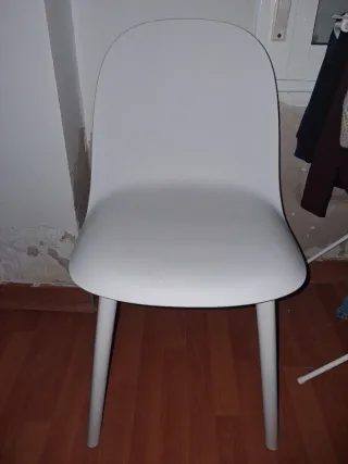 Silla moderna blanca de plástico