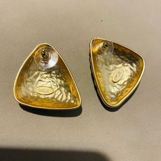 Orecchini of office lady