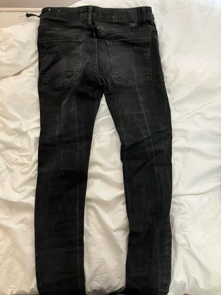 Vaqueros negros rotos