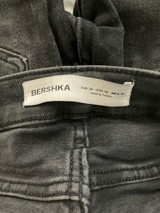 Vaqueros negros rotos