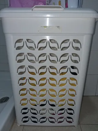 Cesta de ropa blanca con detalles amarillos