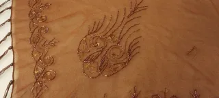 Mantoncillo marrón con flecos y abalorios