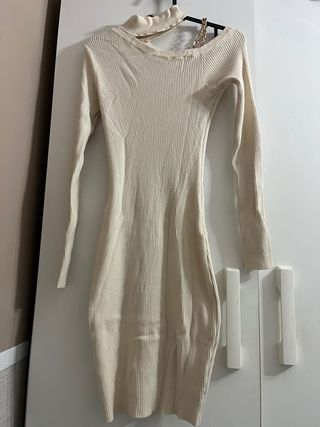 Vestido beige de punto con cadena