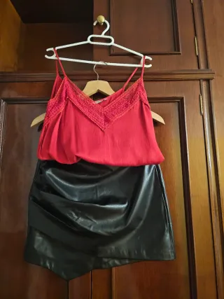 Falda polipiel negra y top lencero rojo