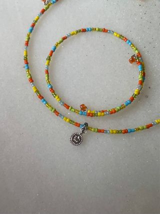 Gargantilla de abalorios de colores (pulsera no)