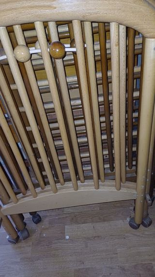 Cuna de madera marrón