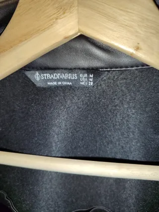 Chaqueta efecto piel negra