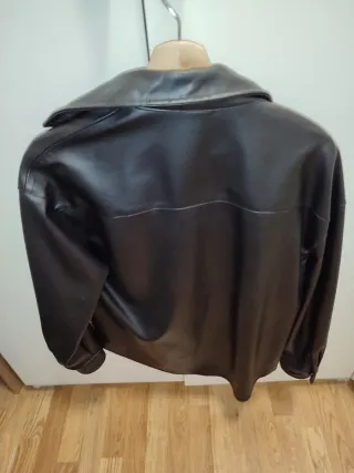 Chaqueta efecto piel negra