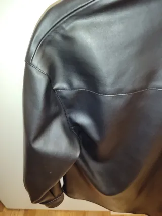 Chaqueta efecto piel negra