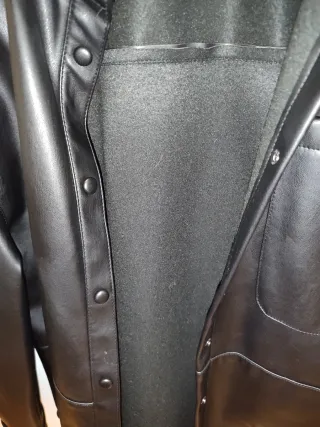 Chaqueta efecto piel negra