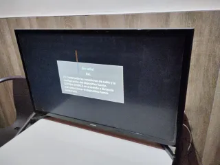 Samsung UE32J4000AW TV franja en pantalla.