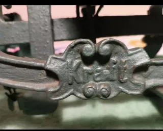 Balanza antigua de hierro con pesas